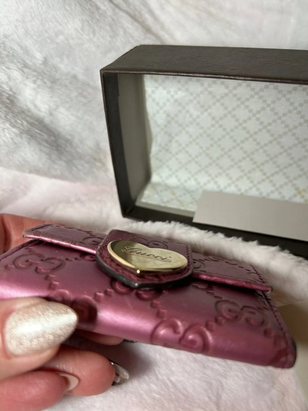 396.  Gucci “Loving Heart” Guccissima embossed leather key holder - Picture 7 of 10